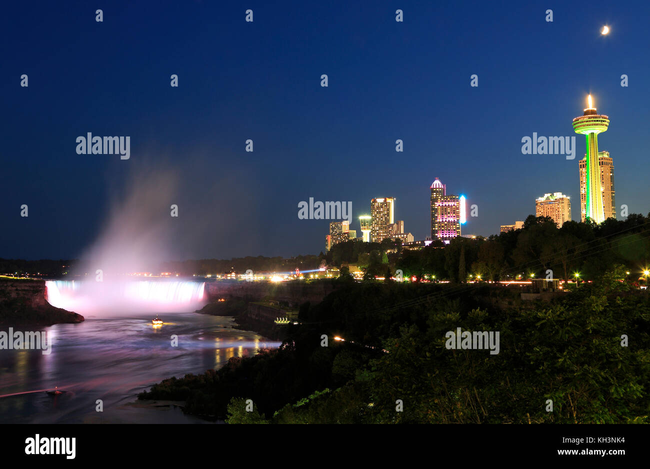 Skyline von Niagara Falls, den Fluss und die Stadt bei Nacht von kanadischer Seite gesehen Stockfoto