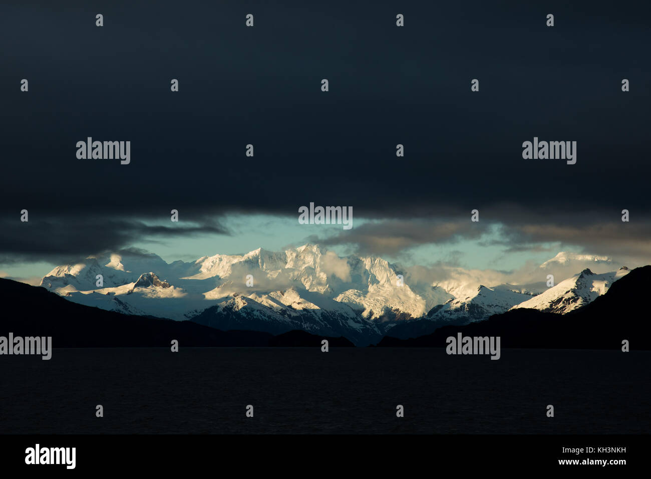 Die atemberaubende Landschaft des hohen Gipfeln von Patagonien und die chilenischen Fjorde in der Nähe von Puerto Natales, Chile Stockfoto