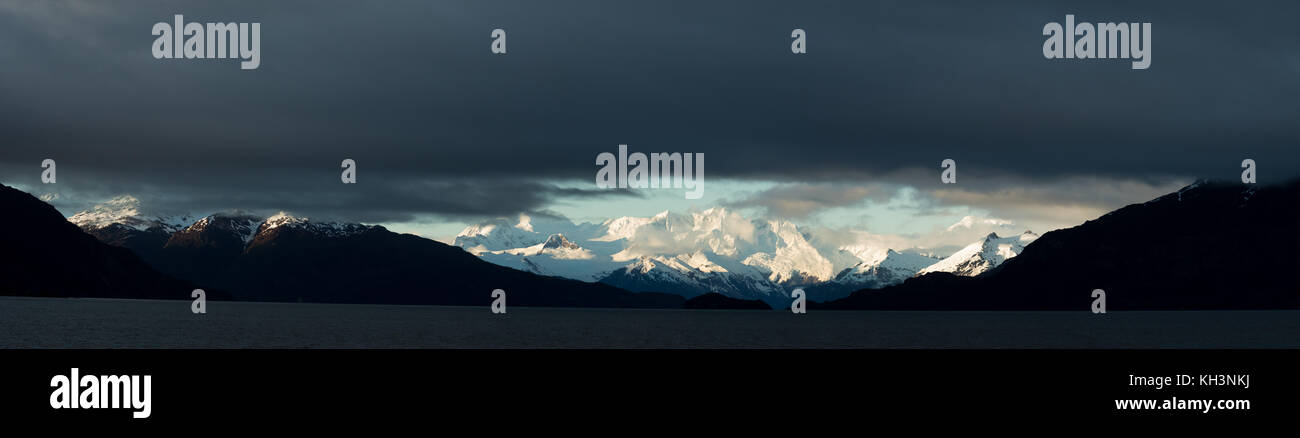 Die atemberaubende Landschaft des hohen Gipfeln von Patagonien und die chilenischen Fjorde in der Nähe von Puerto Natales, Chile Stockfoto