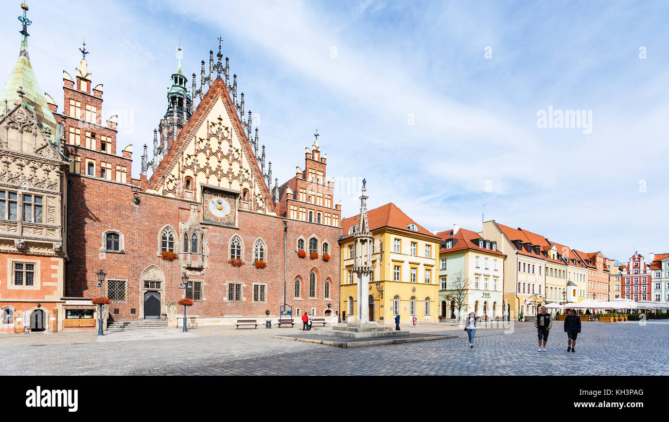 Wroclaw, Polen - 12. September 2017: Touristen und dem Alten Rathaus auf dem Marktplatz in Breslau im Herbst. Breslau ist die größte Stadt im westlichen Po Stockfoto