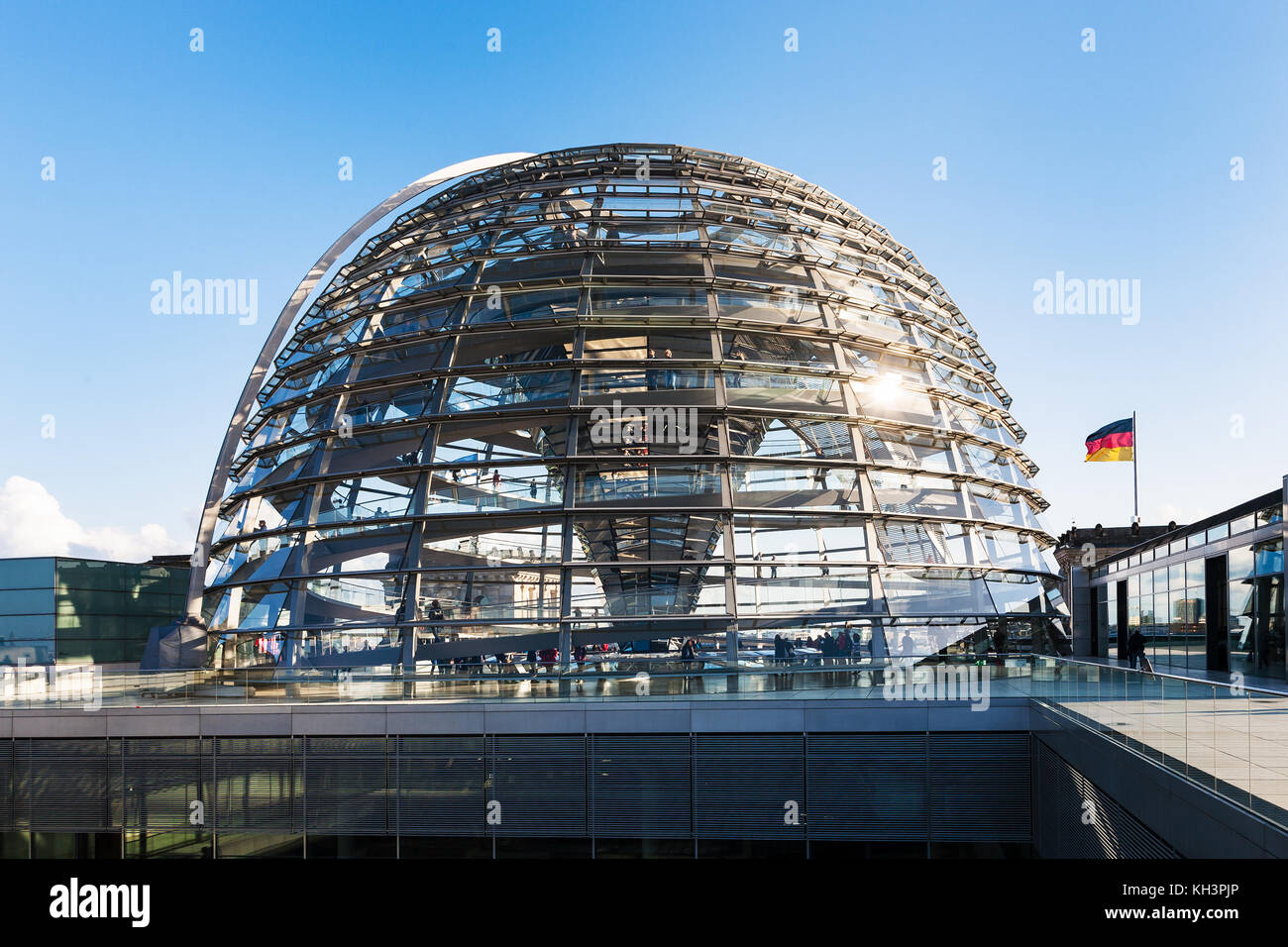 BERLIN, DEUTSCHLAND - 13. SEPTEMBER 2017: Menschen in Glaskuppel auf dem Dach des Reichstagsschlosses. Die Reichstagskuppel ist eine Glaskuppel auf dem Reichstagsgebäude Stockfoto