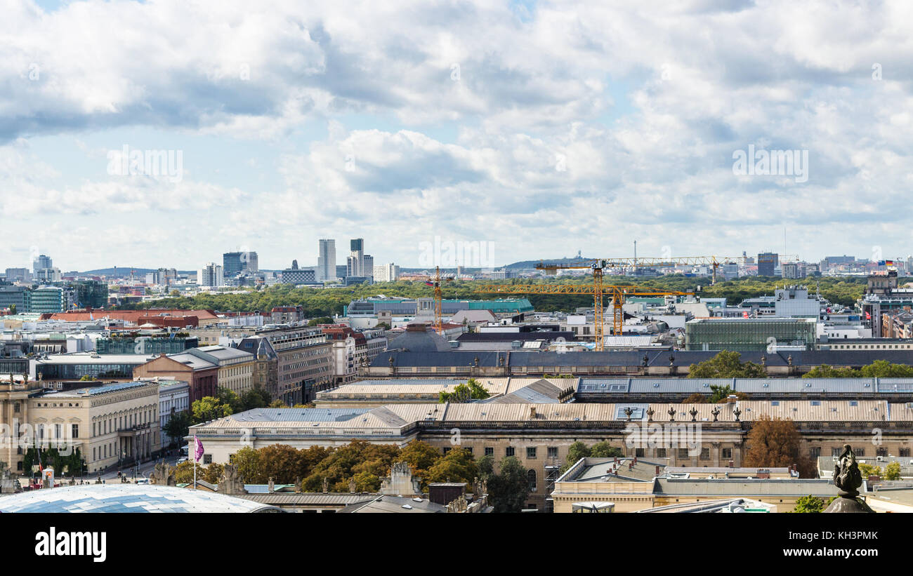 Berlin, Deutschland - 13. September 2017: über Blick auf die Stadt mit der Humboldt Universität von Berlin Dom im September. Berlin ist die Hauptstadt und die la Stockfoto