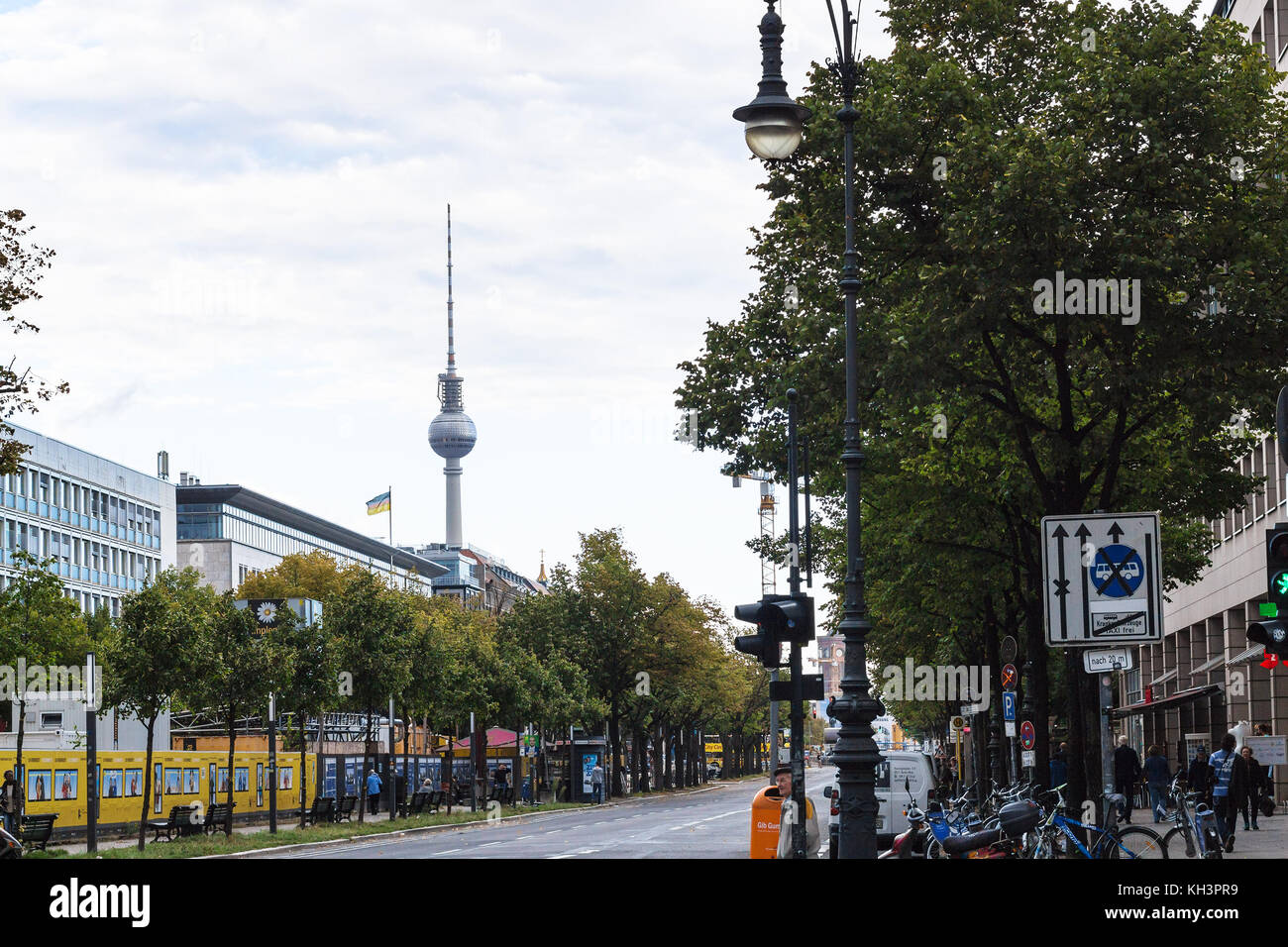 Berlin, Deutschland - 13. September 2017: Menschen auf dem Boulevard Unter den Linden in Berlin City im September. die Straße von der City Palace Bra Stockfoto