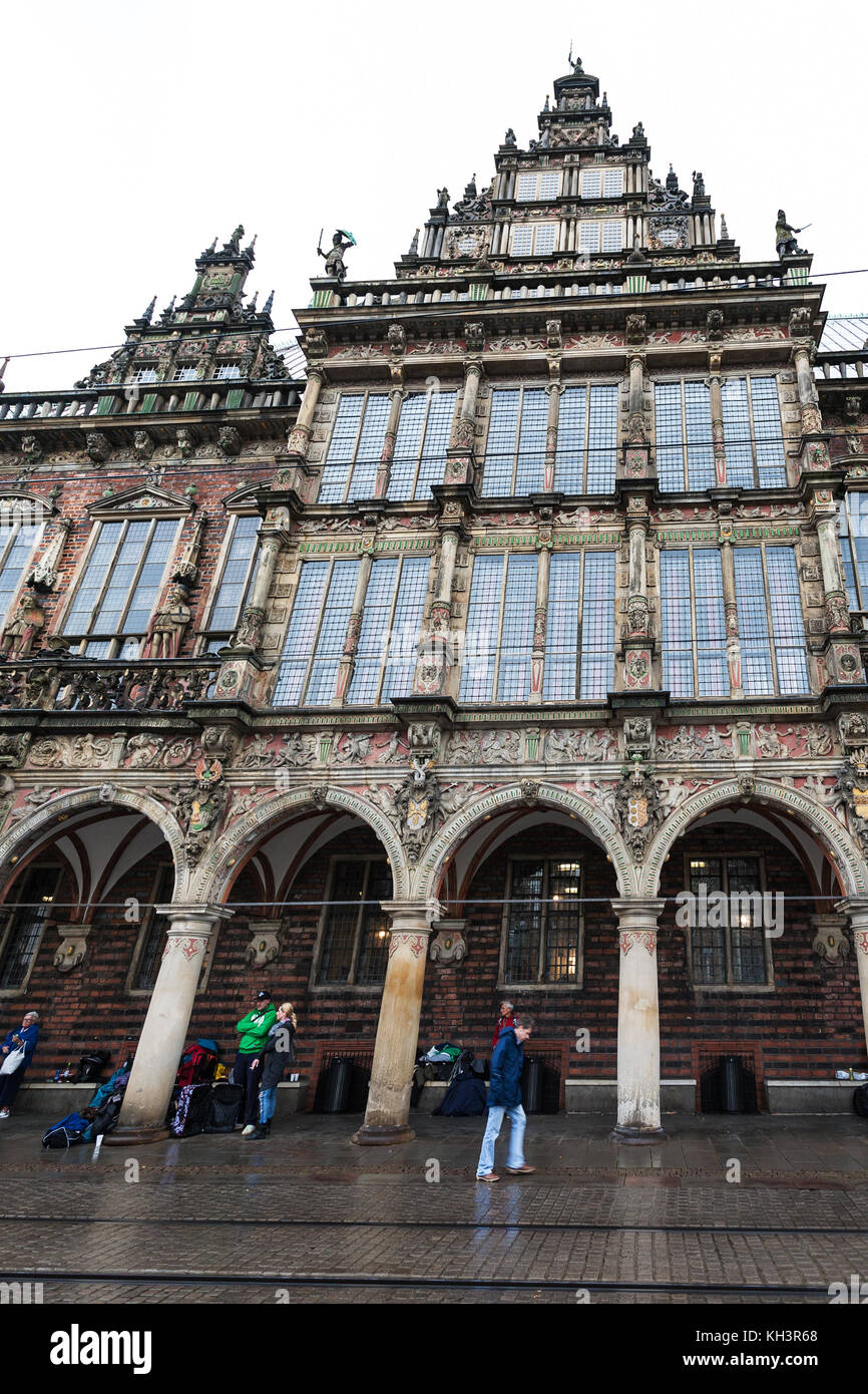 BREMEN, DEUTSCHLAND - 16. SEPTEMBER 2017: Menschen in der Nähe des Rathauses am Bremer Marktplatz bei Herbstregen. Der Platz befindet sich im Stockfoto