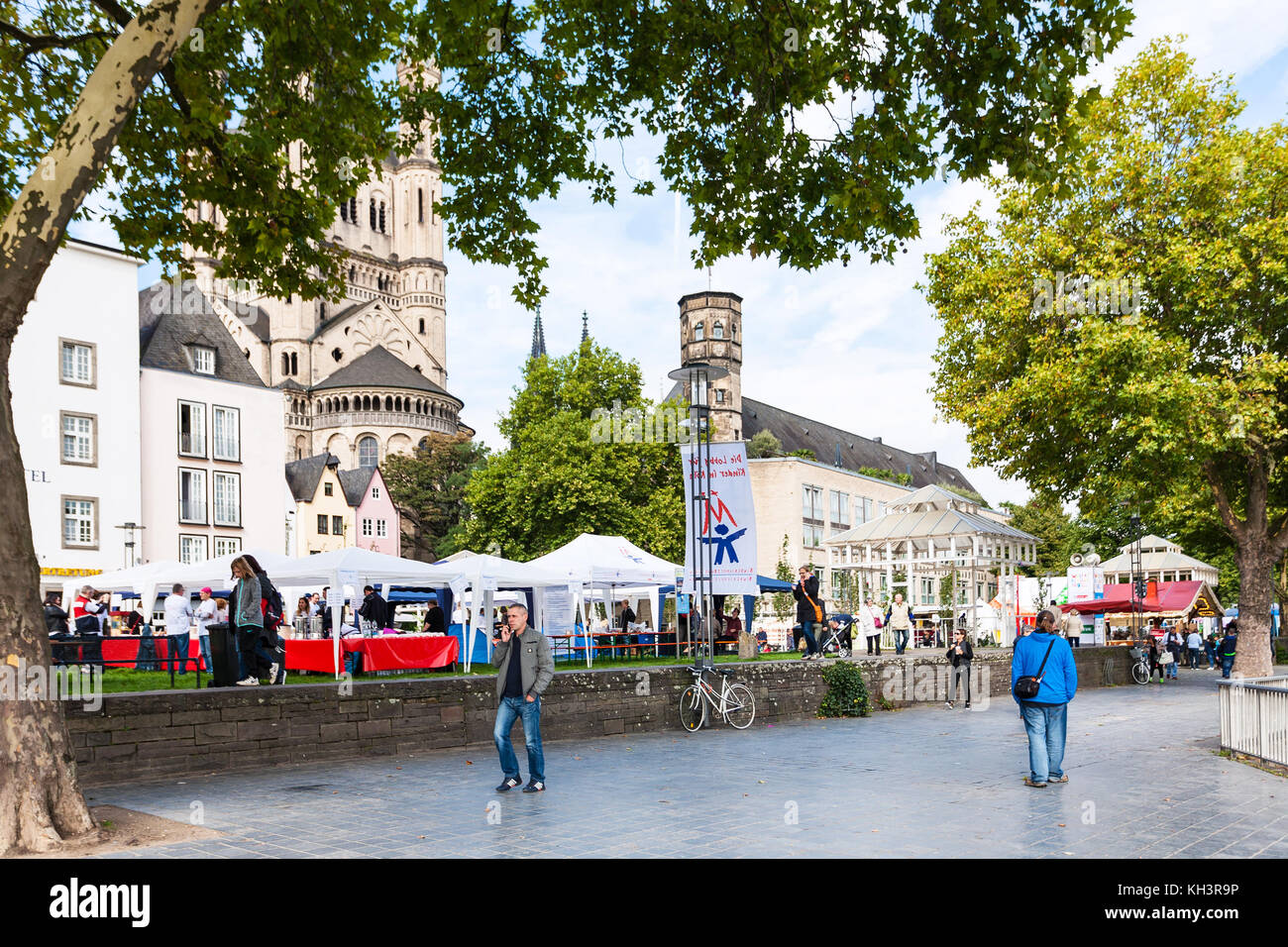 KÖLN, DEUTSCHLAND - 17. SEPTEMBER 2017: Touristen auf dem Freiluftmarkt in der Frankenwerft. Köln ist die vierte bevölkerte Stadt in Deutschland Stockfoto