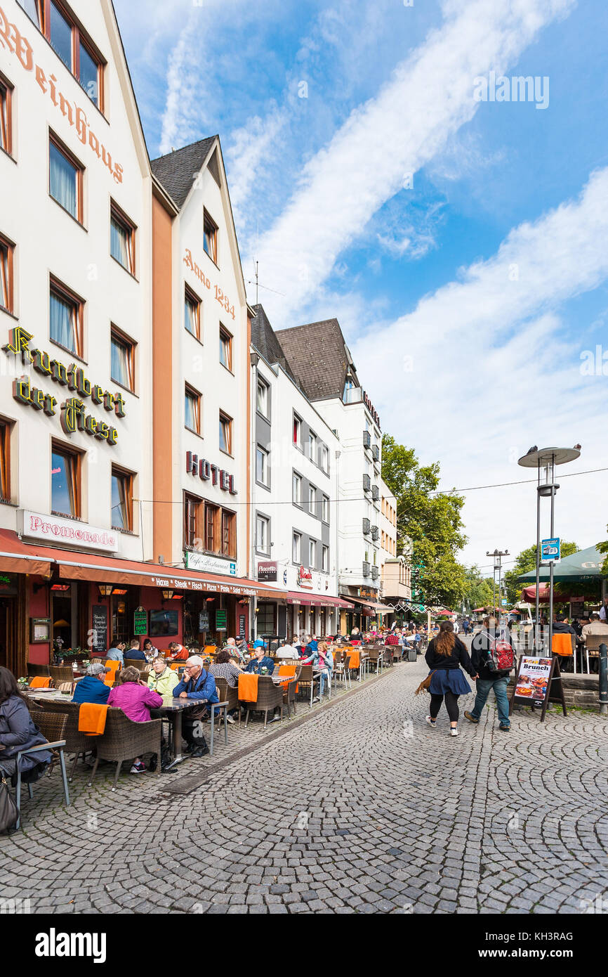 KÖLN, DEUTSCHLAND - 17. SEPTEMBER 2017: Touristen auf der Promenade am Bollwerk in Köln. Köln ist die vierte bevölkerte Stadt in Deutschland, sie befindet sich in der Nähe der Stadt Stockfoto