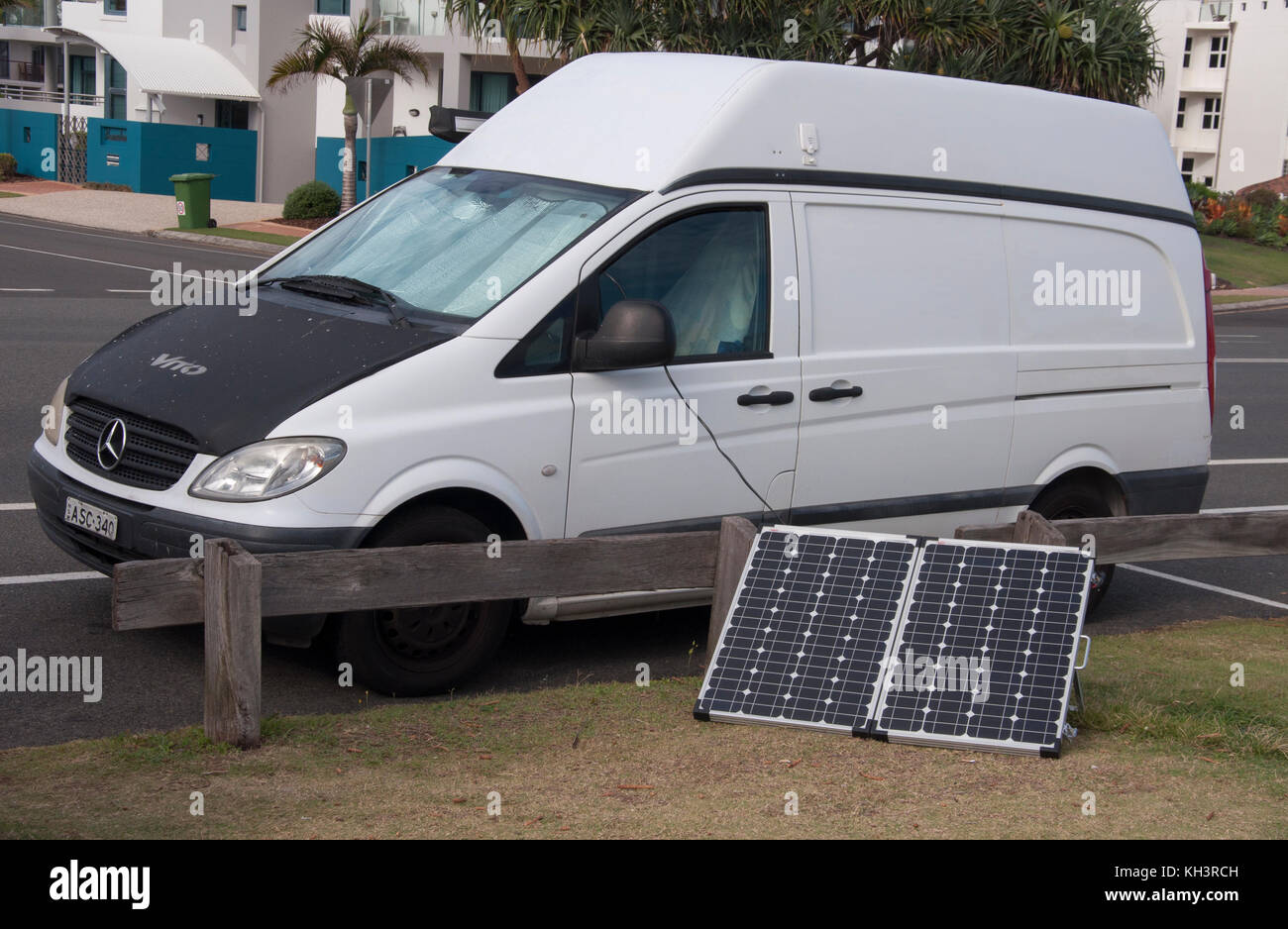 Ein tragbares Array von Solarzellen aufladen Ausrüstung innerhalb eines geparkten Van, Queensland, Australien Stockfoto