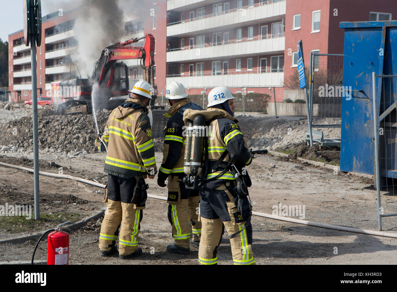 Rettungspersonal bei einem Brand, Rinkeby, Schweden. Stockfoto