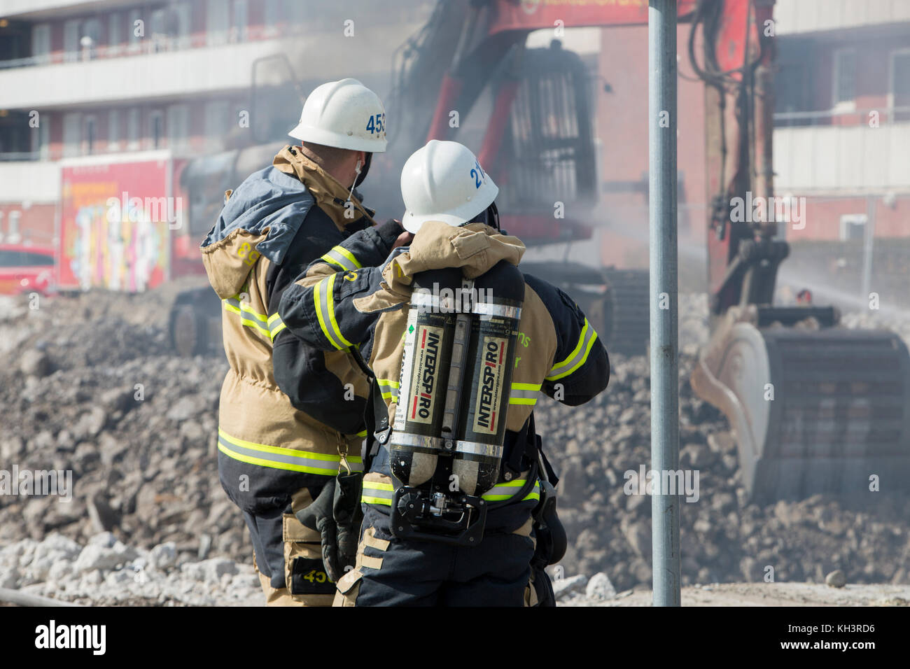 Rettungspersonal bei einem Brand, Rinkeby, Schweden. Stockfoto