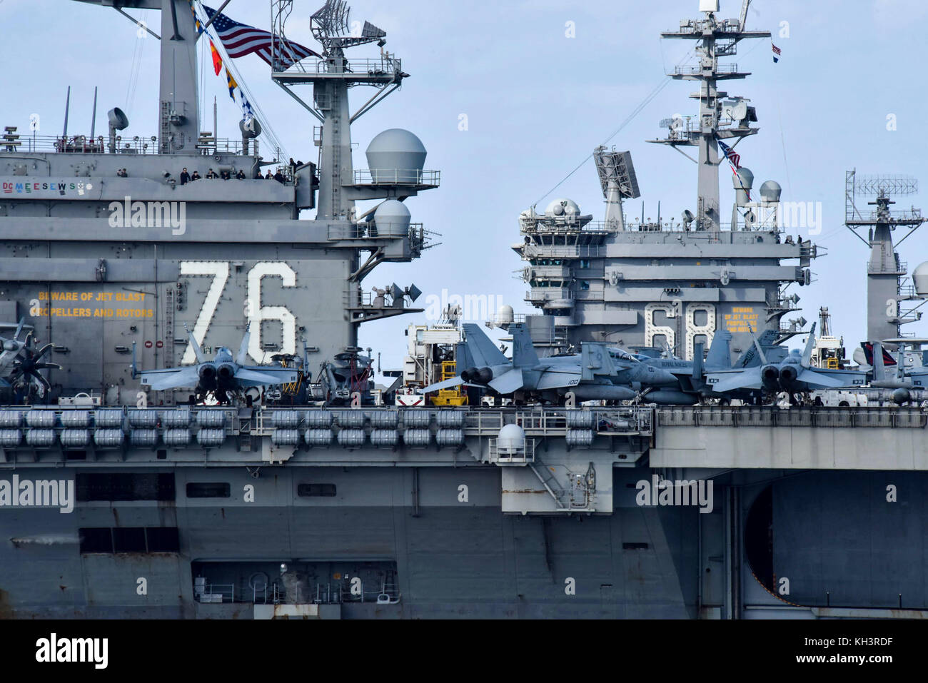 Der Flugzeugträger USS Ronald Reagan (CVN 76) und USS Nimitz (CVN 68) Transit im westlichen Pazifik Stockfoto