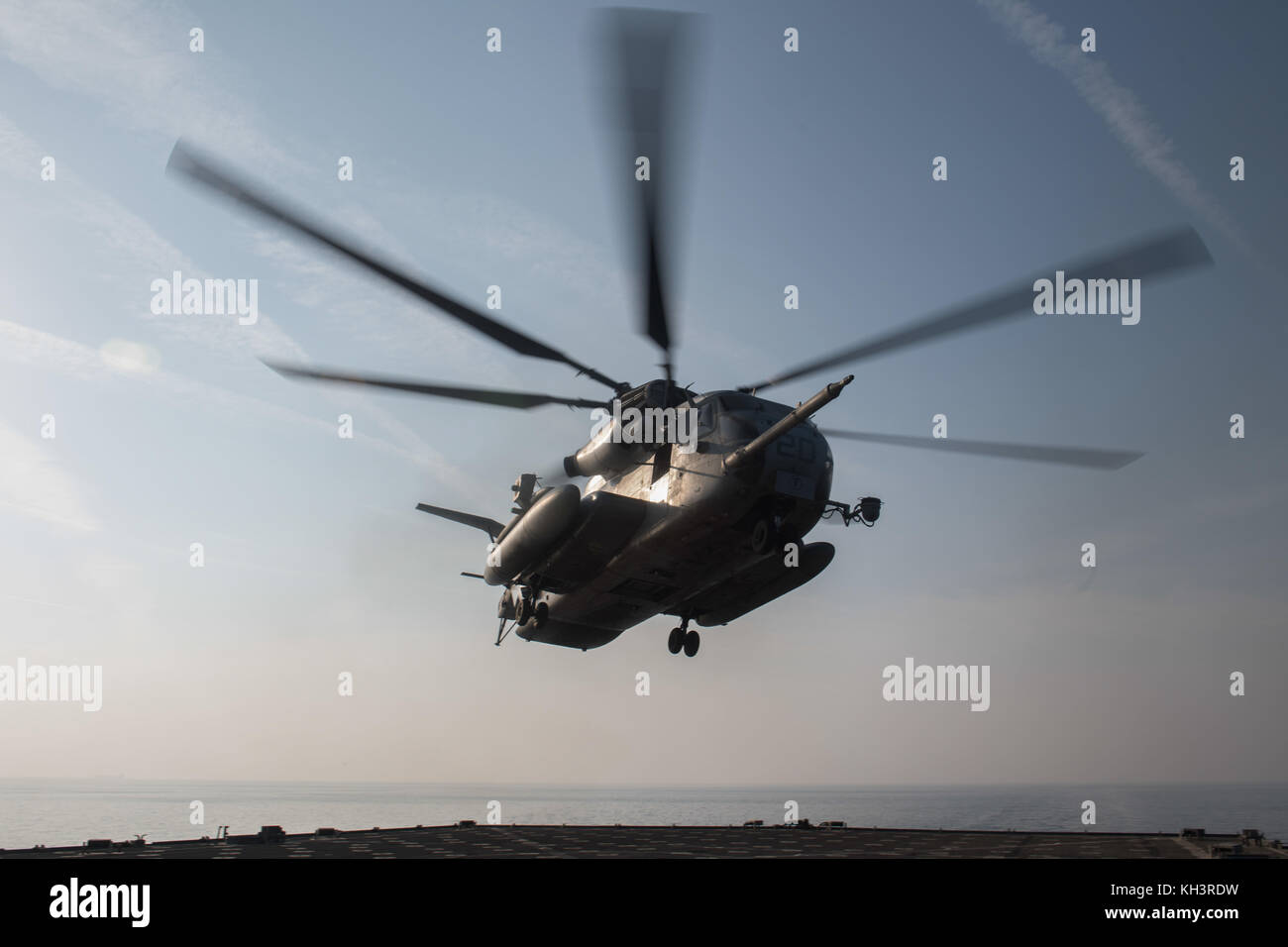 Marine Corps CH-53 Super Hengst, mit dem grauen Falken der Marine Medium zugewiesen Stockfoto