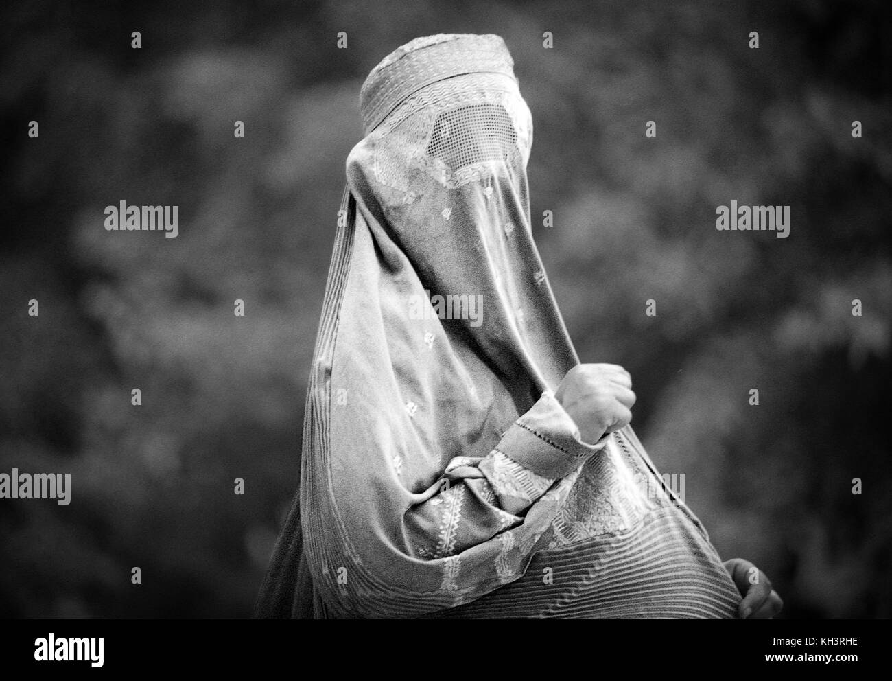 Afghanische Flüchtlingsfrauen tragen eine Burka in einem Sreet in der Nähe eines Flüchtlingslagers in Peshawar. Pakistan. Datum: 08/2000. Foto: Xabier Mikel Laburu. Stockfoto