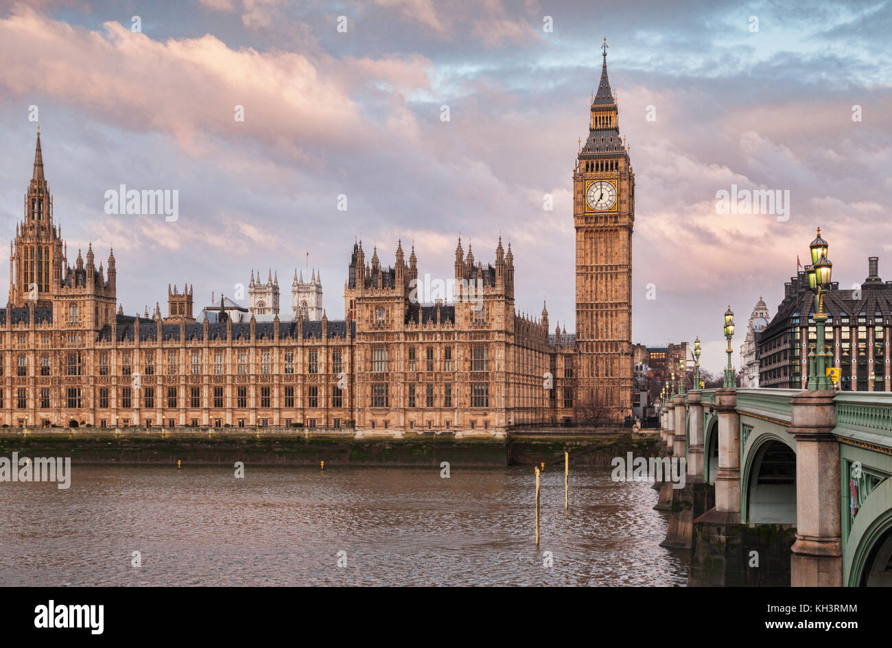 Big Ben und das Parlamentsgebäude am Ufer der Themse, London. Stockfoto