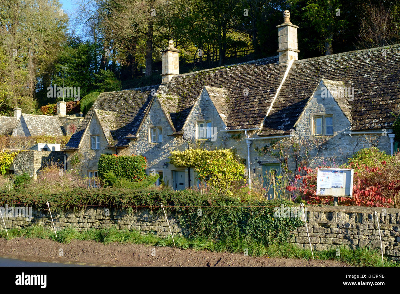 Bibury ist eine klassische kleine Cotswold Village in Gloucesteshire England Großbritannien Stockfoto