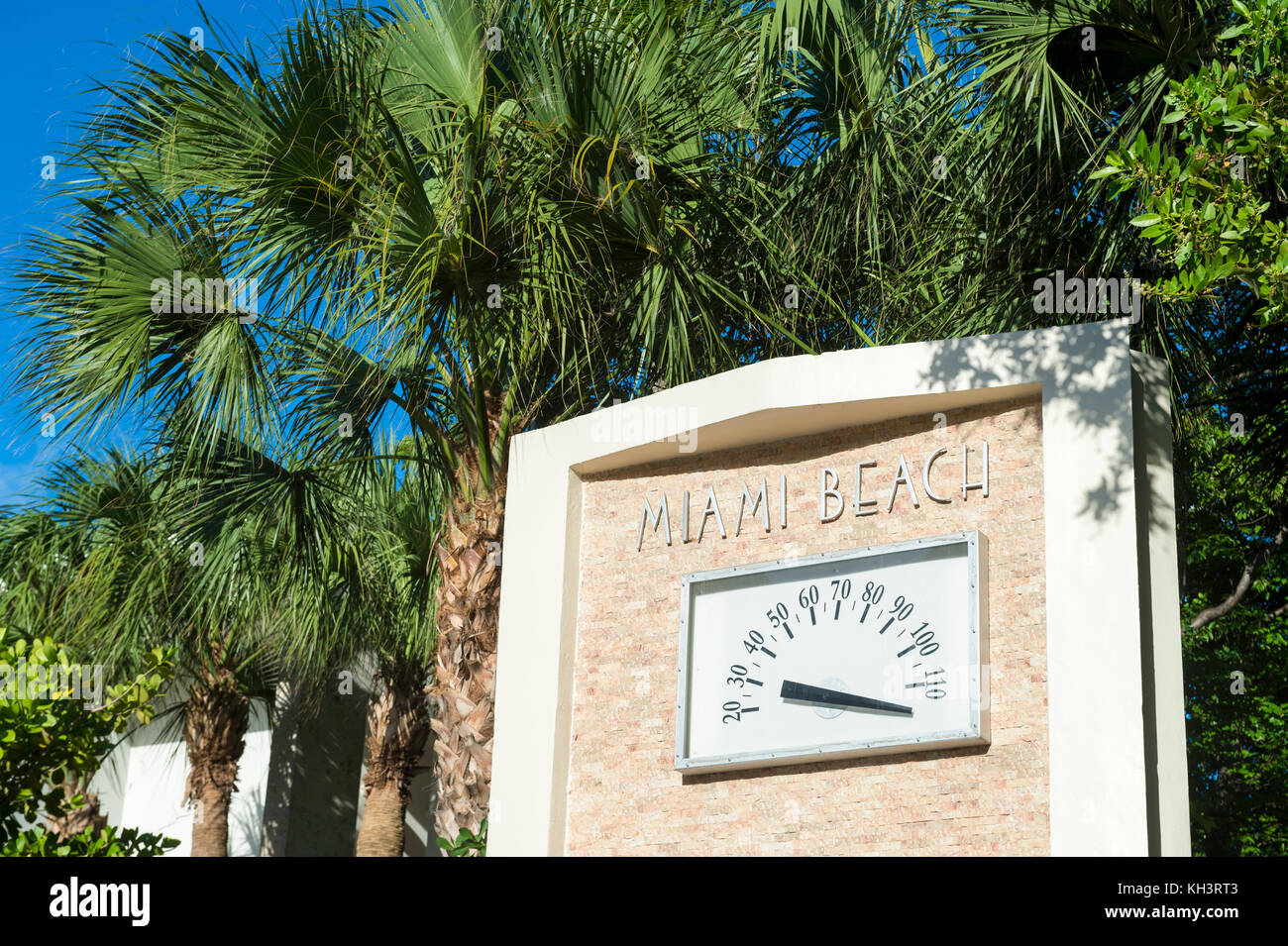 Art déco-Temperaturanzeige von Palmen in der Lummus Park umgeben, Miami Beach Stockfoto