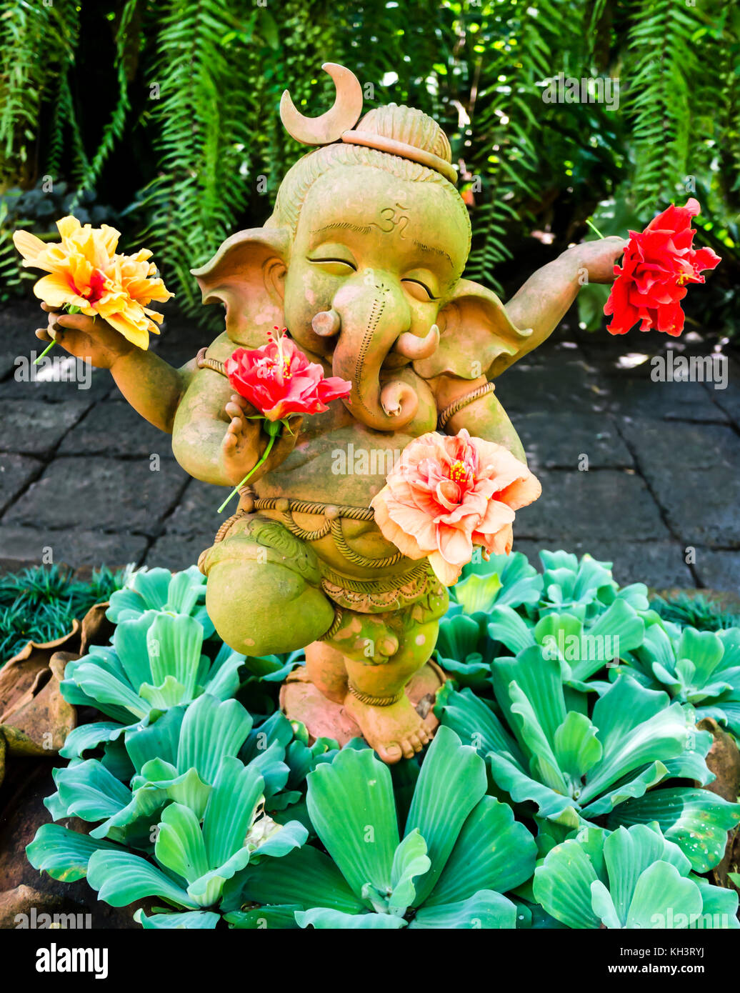 Tanzen Ganesh Statue holding Hibiskus Blumen, Thailand Stockfoto