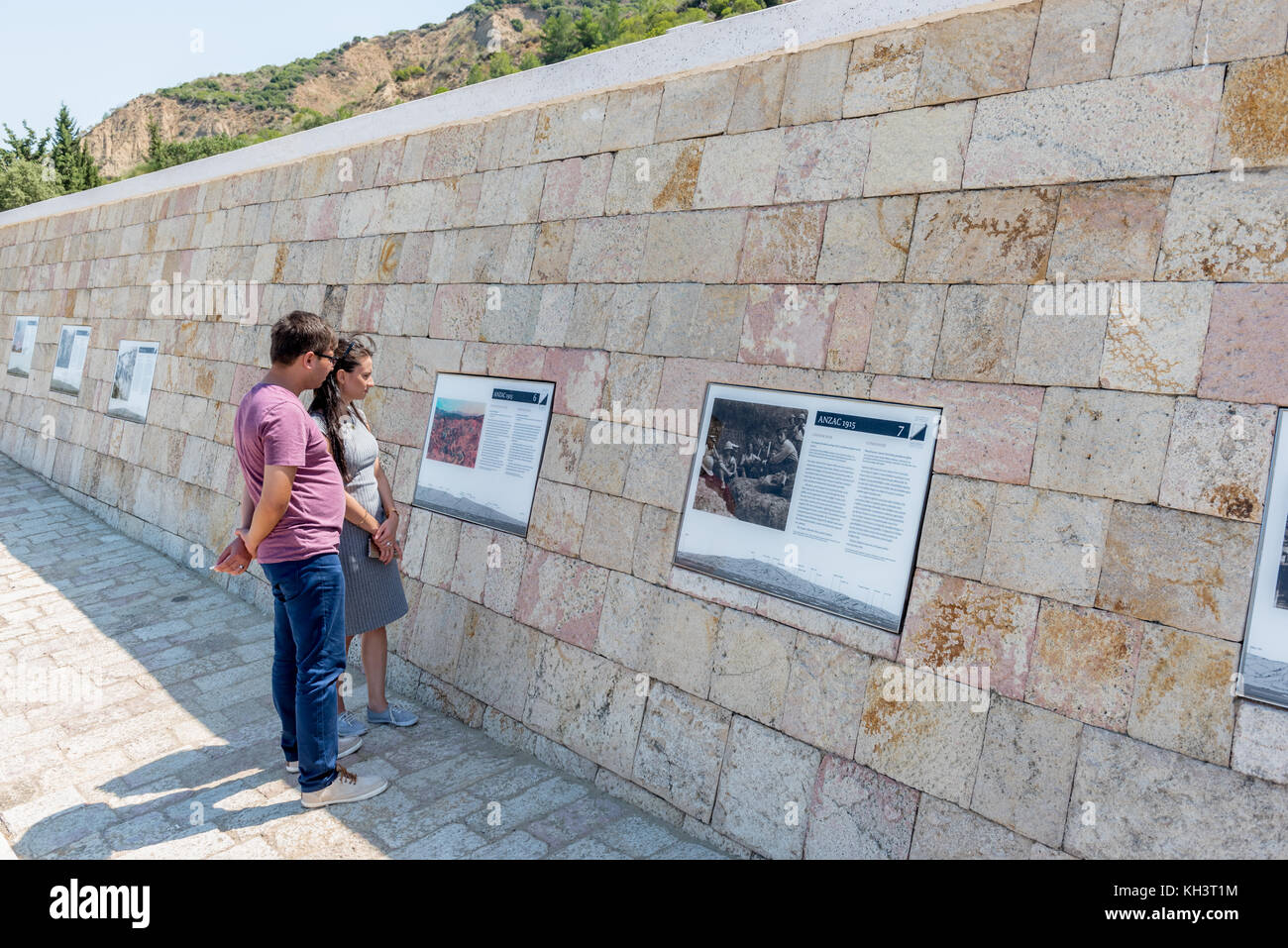 Ein Hinweisschild an der Anzac cove Gedenkstätte erzählt die Geschichte der Kampagne fand zwischen türkischen und britischen Armeen in Canakkale, Türkei. t Stockfoto