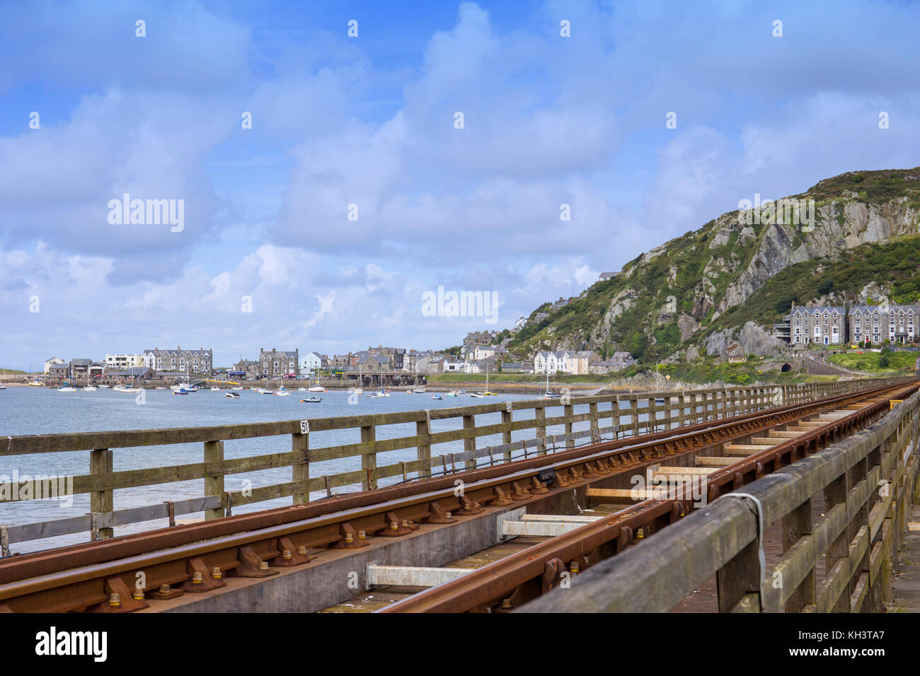 Die Strandpromenade von der Eisenbahnbrücke in Pwllheli, Gwynedd, Wales UK gesehen Stockfoto