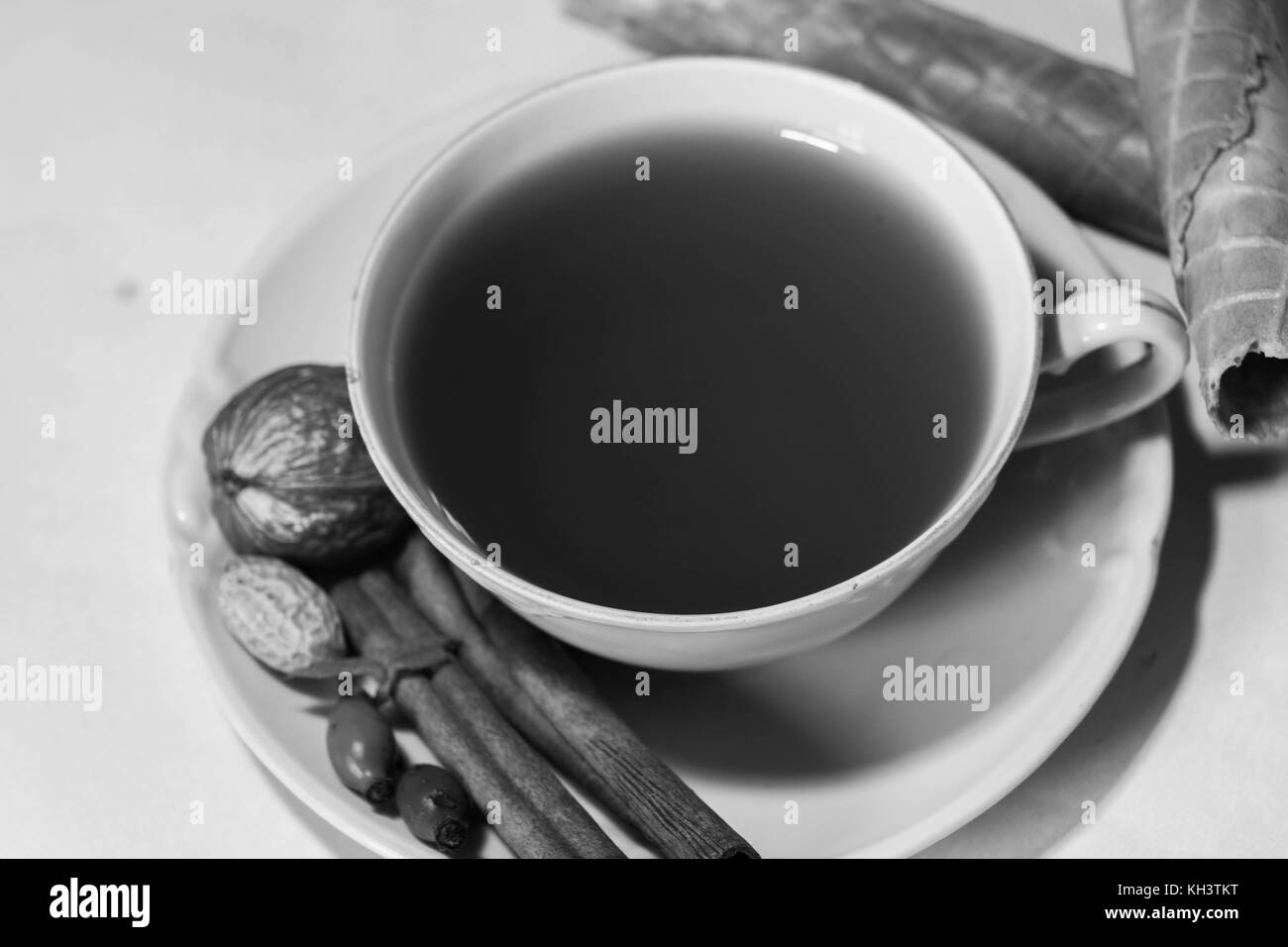 Eleganz Tasse Tee oder Kaffee mit farbigen Blättern plims und Muttern - zarte coposition Stockfoto