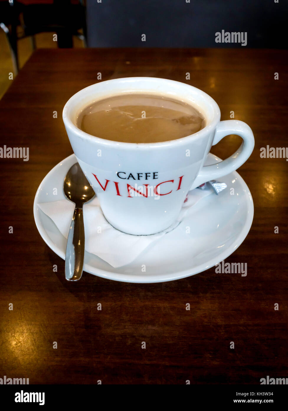 Eine Tasse Caffee Vinci filter Kaffee auf ein Café Tabelle Stockfoto