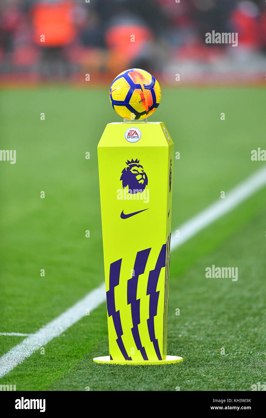 Ein nike Spielball auf einem Sockel vor dem Kick-off Stockfotografie - Alamy