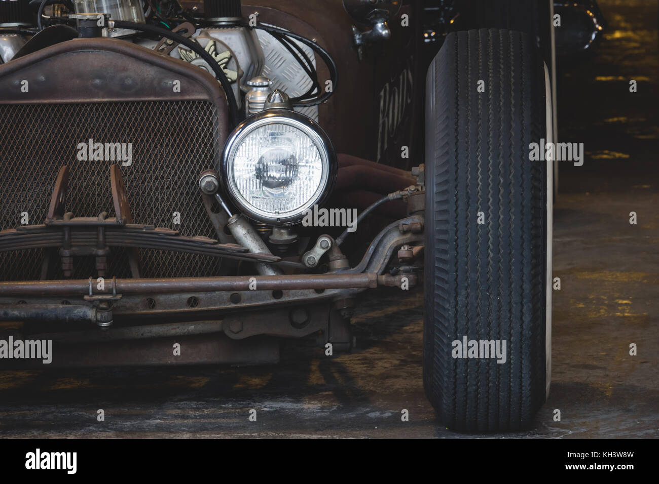 Vintage garage mit Classic Car beleben. Stockfoto