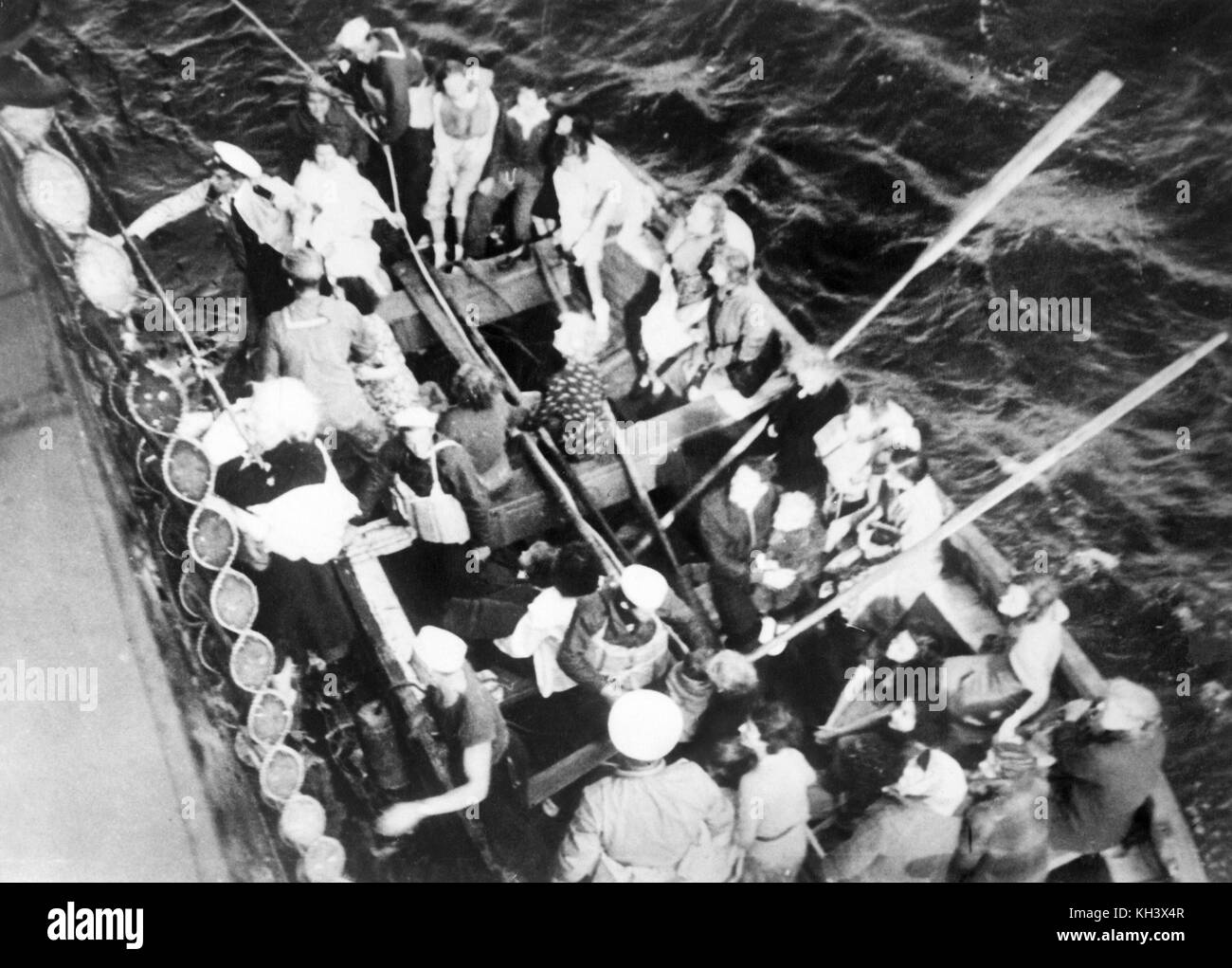 Hinterbliebene in einem der ss athenia Rettungsboote neben amerikanischer Handelsdampfschiff Stadt Flint Stockfoto