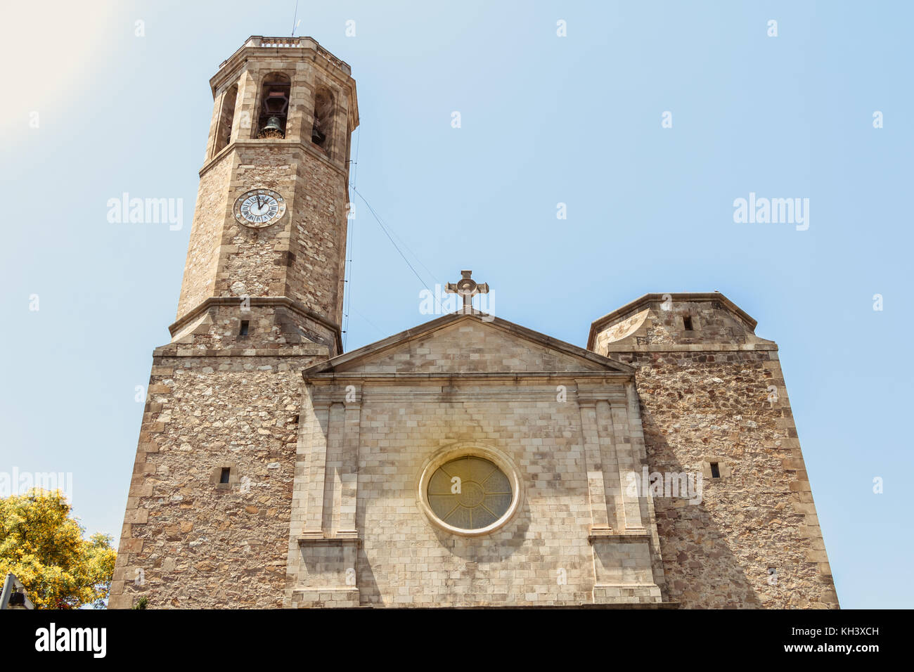 Fassade der Kirche von Saint Vincent de Sarria in Barcelona, Spanien Stockfoto