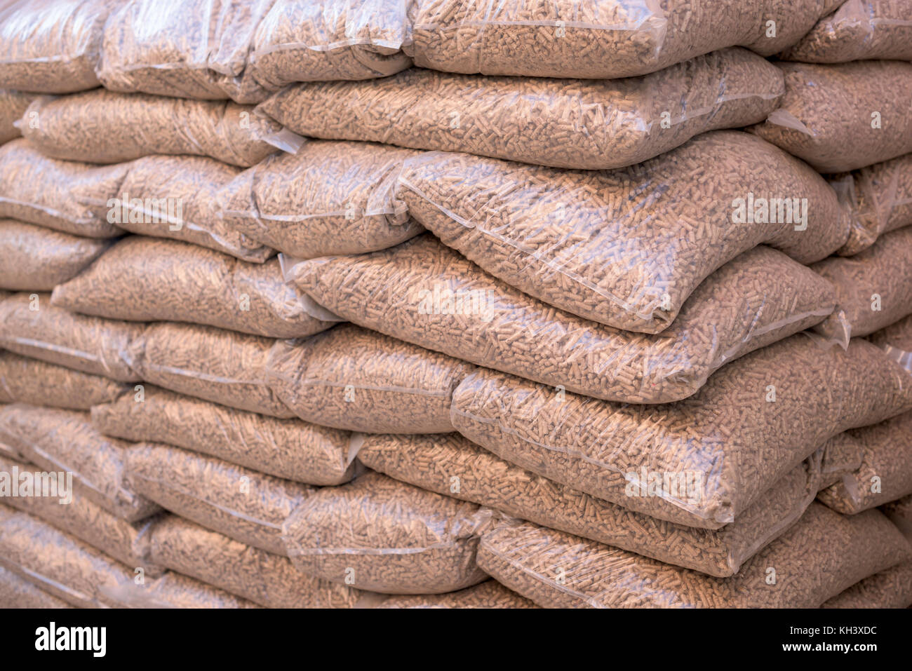 Stapel des Bads mit Biomasse pellets gebildet Stockfoto