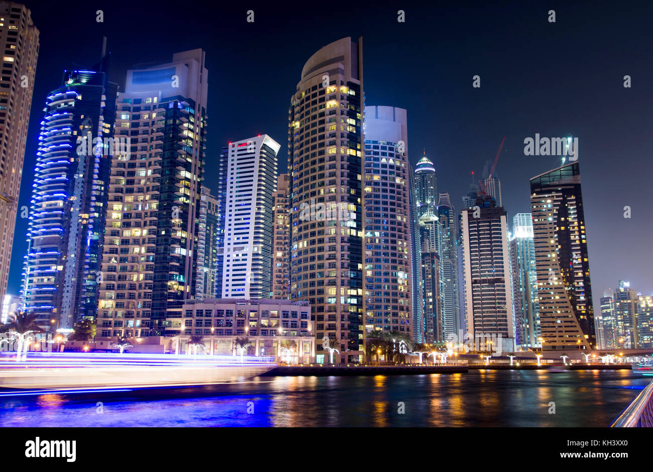Dubai Marina mit modernen Wolkenkratzern und ruhigem Wasser Nacht anzeigen Stockfoto