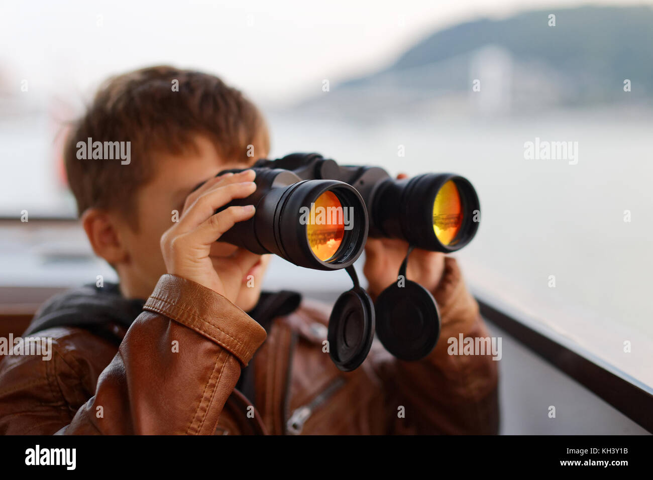 Wenig kaukasischen Jungen durch ein Fernglas beobachten während der Reise Stockfoto