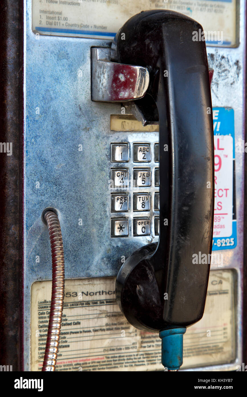 Abgebrochene "Classic" mit Münzeinwurf öffentliches Telefon, California, United States. Stockfoto