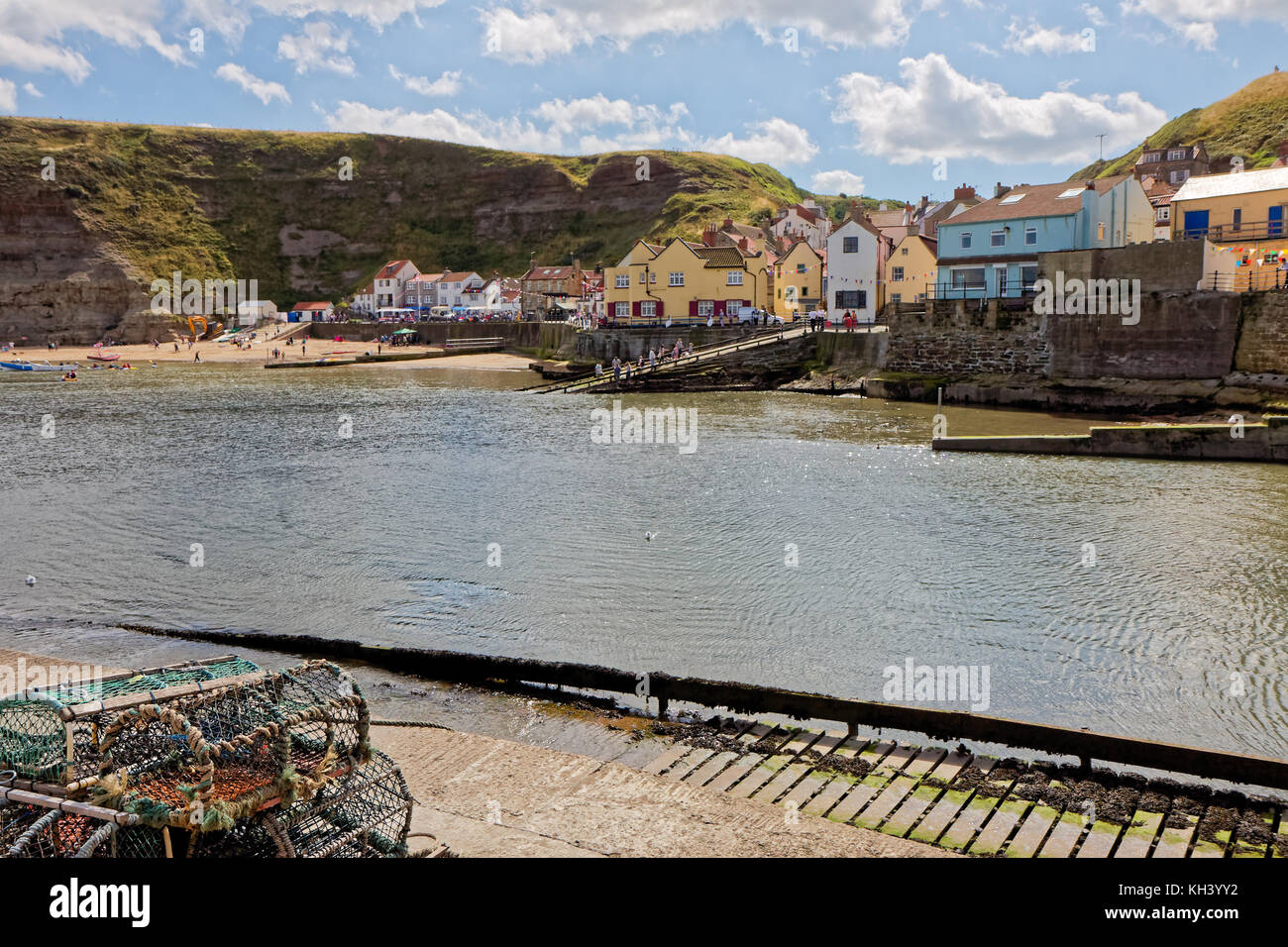 STAITHES, North Yorkshire, UK - 21. August: Blick auf den Hafen Staithes North Yorkshire am 21. August 2010. Nicht identifizierte Personen Stockfoto