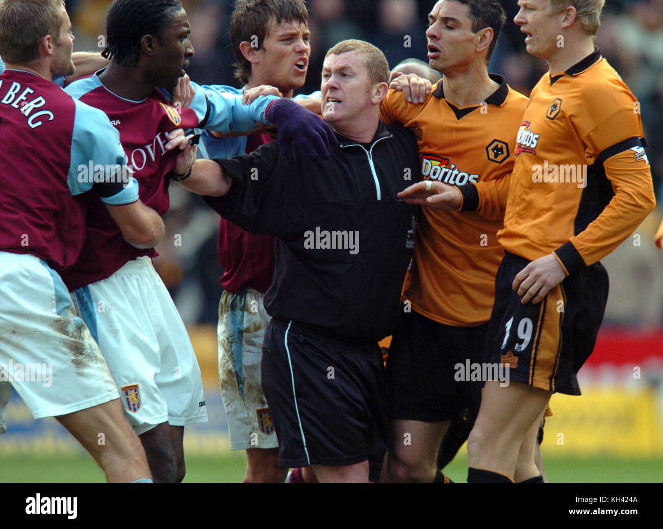 Fußballschiedsrichter Paul Durkin hält Spieler neben der Wolverhampton Wanderers gegen Aston Villa, 14. März 2004 Stockfoto