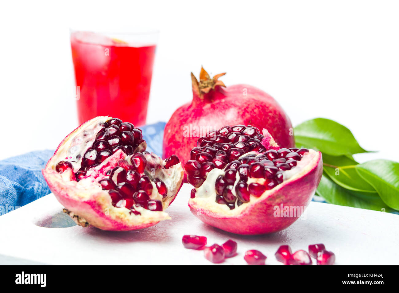 Granatapfel Obst und Saft auf weißem Hintergrund Stockfoto