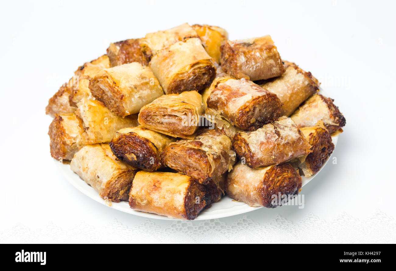 Baklava dessert Slices auf einer Platte isoliert Stockfoto