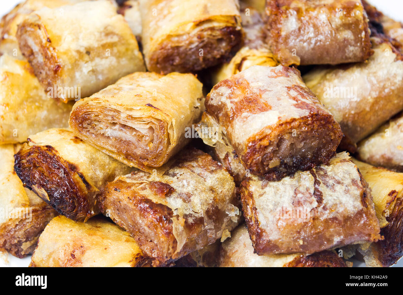 Baklava dessert Schichten auf einem Haufen in der Nähe von Stockfoto