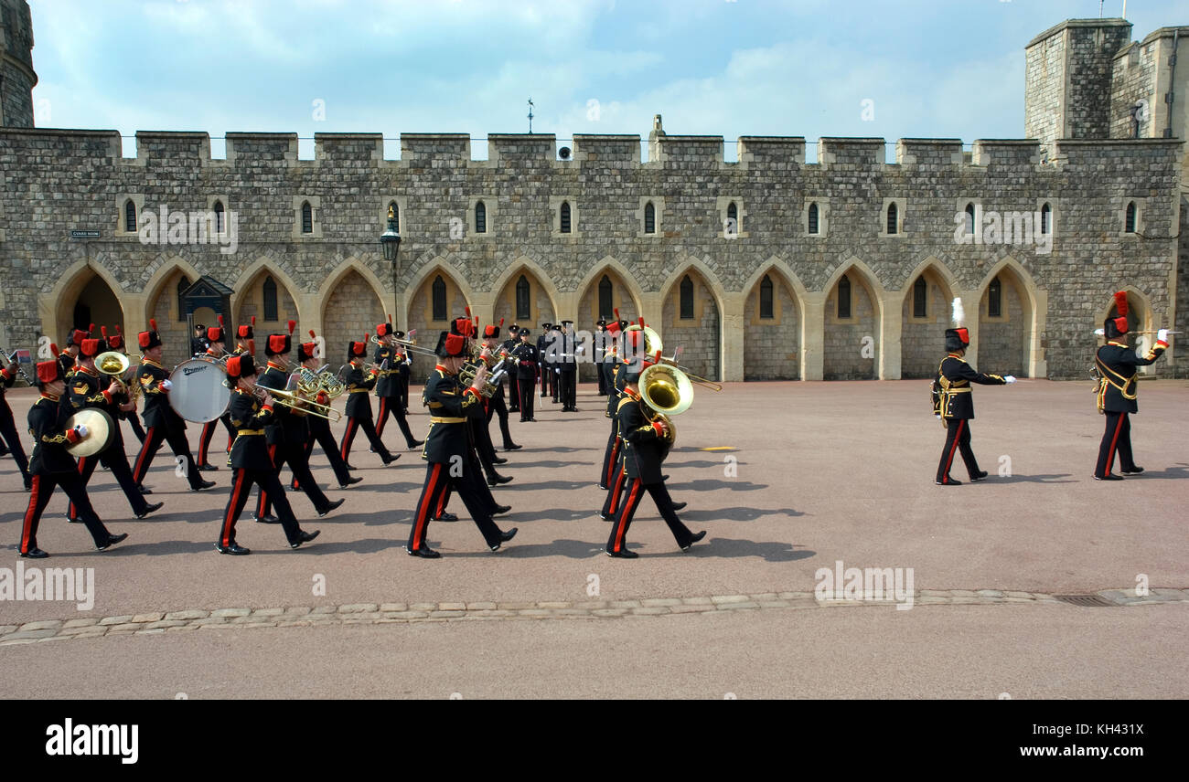 Ändern Sie die Wachen in Windsor Castle, die Residenz der Königin, England, Großbritannien Stockfoto