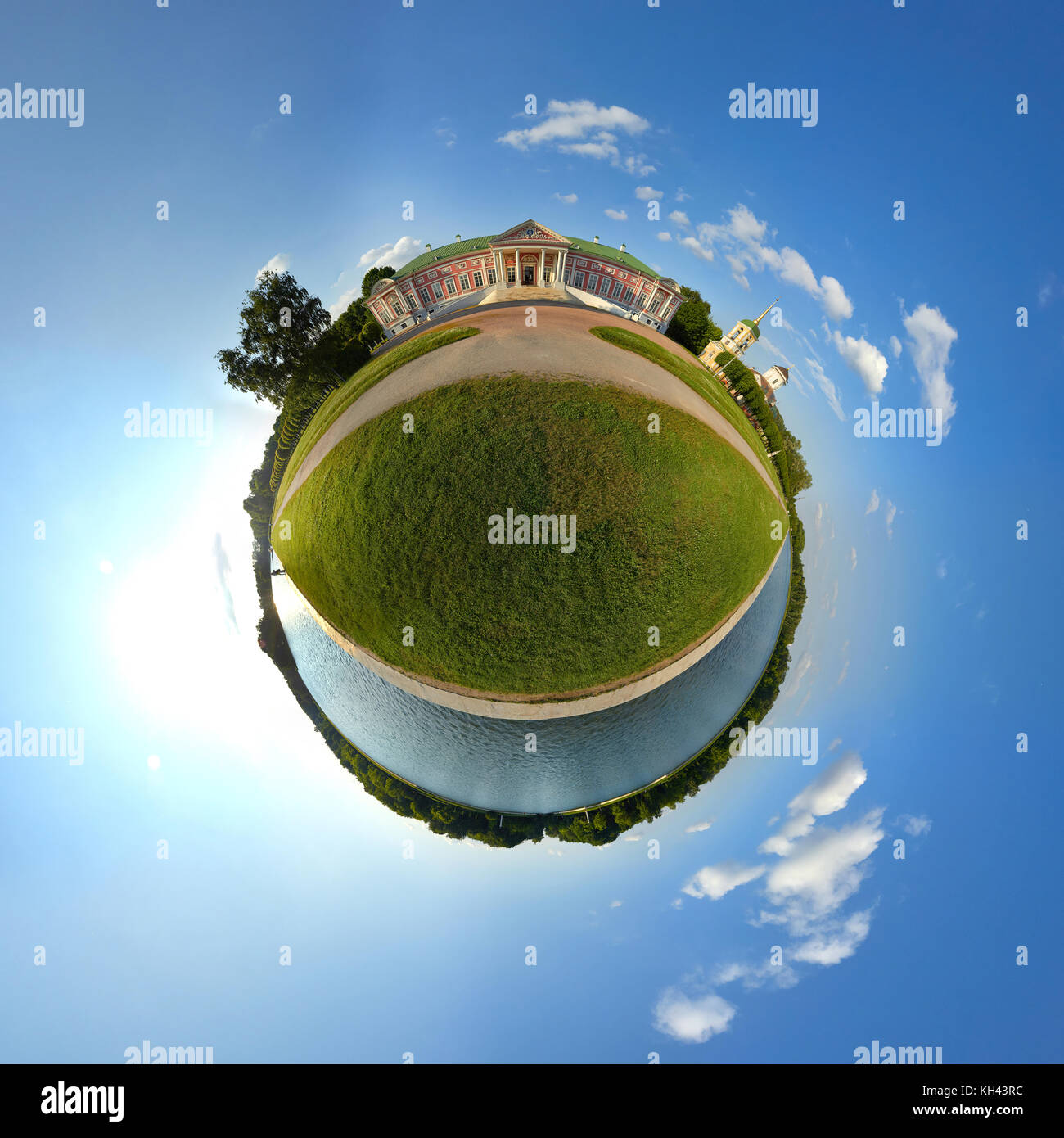 Global 360° Little planet Panoramablick von kuskowo Immobilien an einem sonnigen Tag. Der Palast von kuskowo und Kirche der barmherzigen Erlöser in kuskowo an Stockfoto