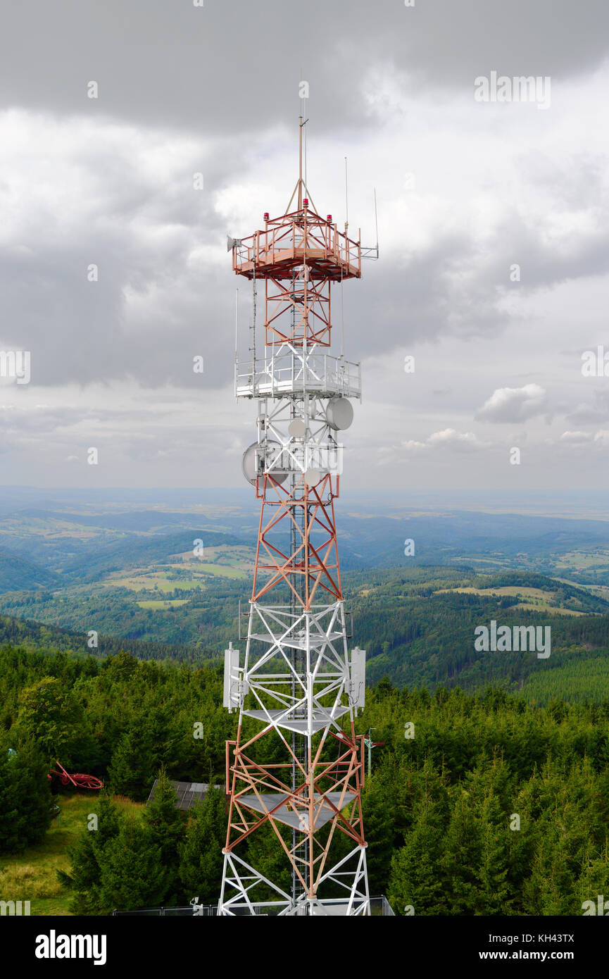 Zelle Turm mit GSM-Empfänger, Sender. Luftaufnahme von Stahl radio Mast mit Telecom Antenne gegen bewölkter Himmel. Das Eulengebirge, Sudeten, Polen Stockfoto