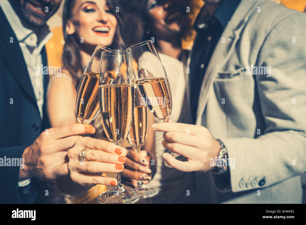 Männer und Frauen feiern Party beim Anstoßen mit Spar Stockfoto