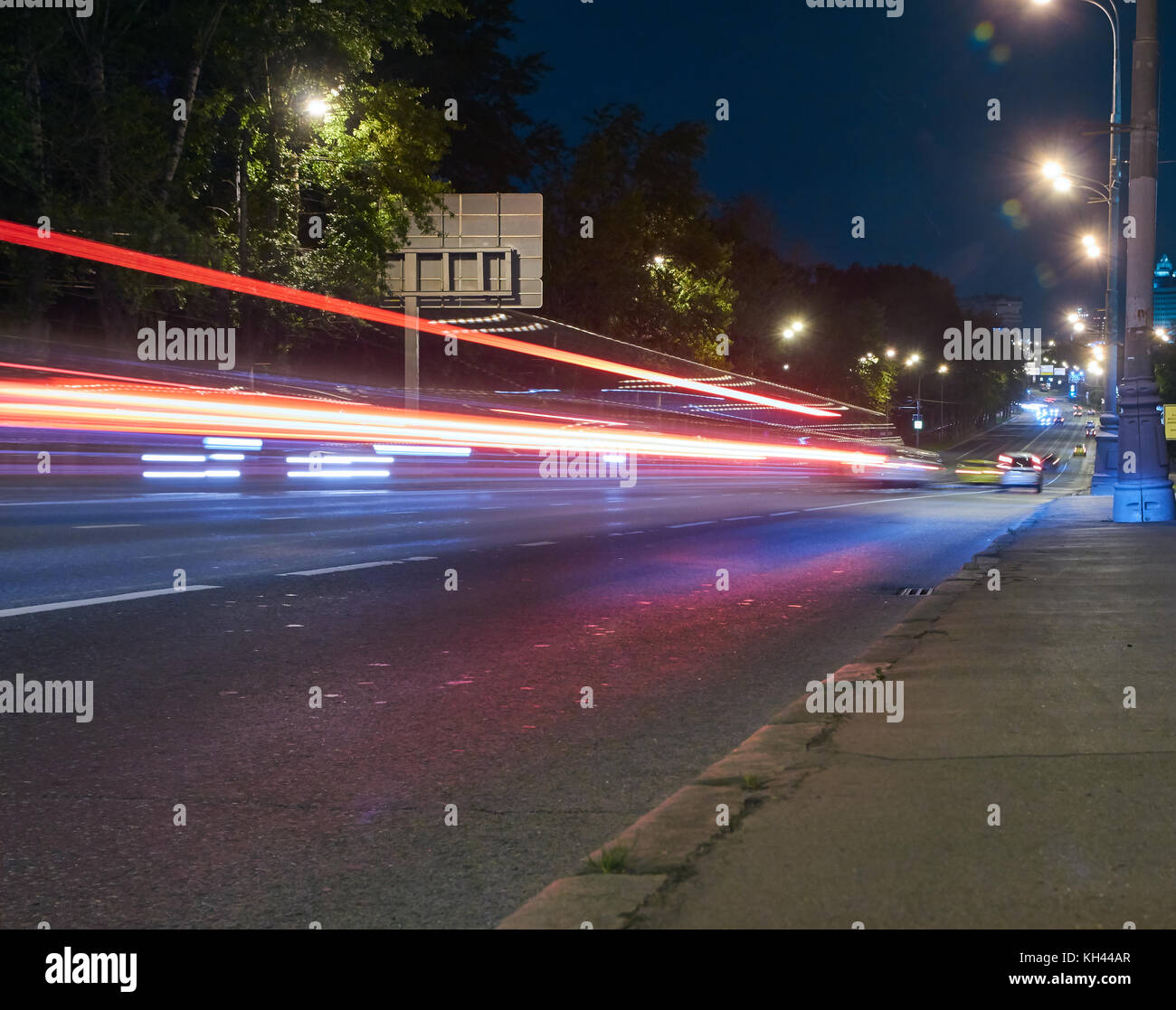 Beleuchtung Trails von Verkehr auf die Stadt Straße bei Nacht Stockfoto