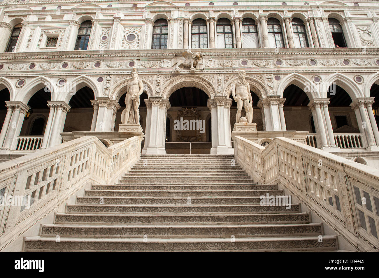 Außendetails des Dogenpalastes in San Marco, Venedig, Italien. Die ältesten Teile des Palastes wurden 1340 errichtet. Stockfoto