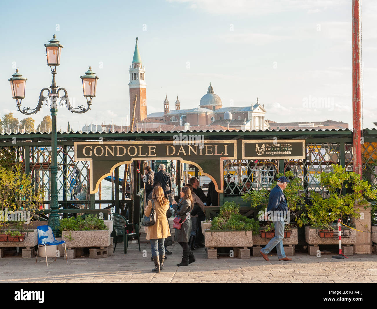 Touristen genießen einen Spaziergang ausserhalb Hotel Danieli in Venedig San Marco ist ein wichtiges touristisches Ziel in Italien. Stockfoto