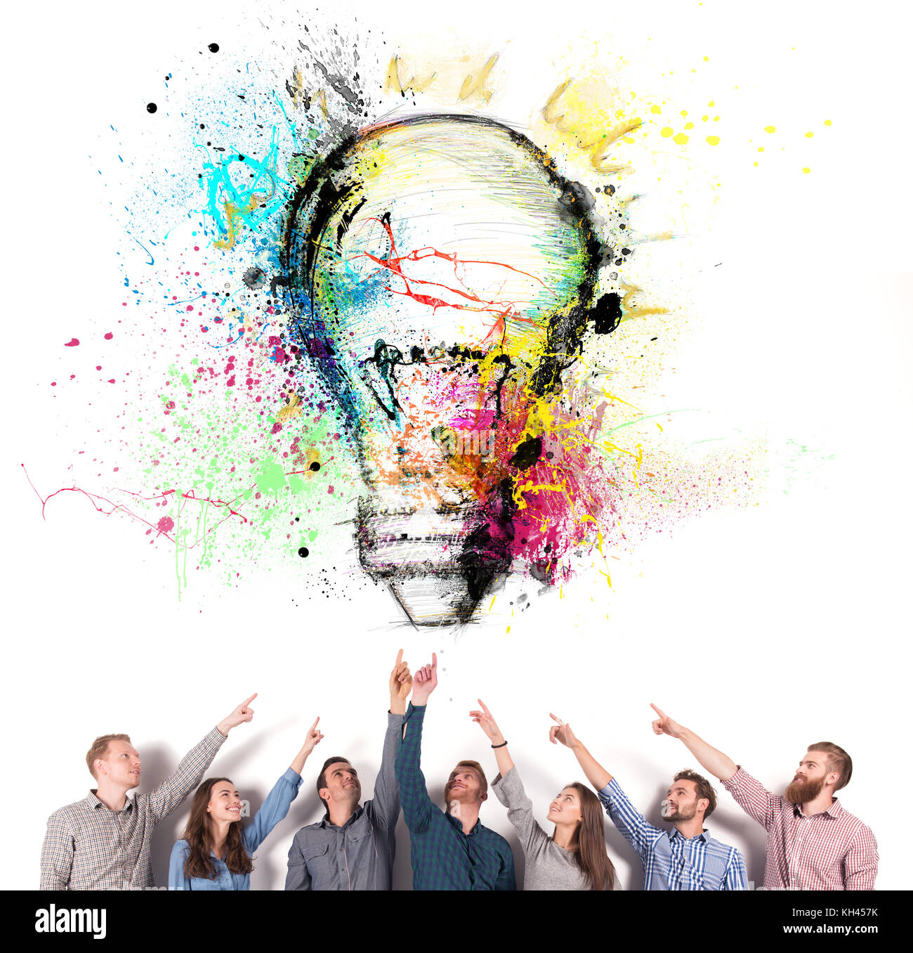 Brainstorming Konzept mit Geschäftsleuten, die eine Lampe an. Konzept der Idee und Unternehmensgründung Stockfoto