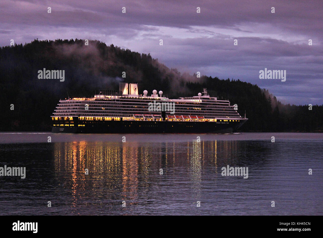 Kreuzfahrtschiff durch Ripple Rock in der Nähe von Campbell River in der Nacht hinter Kanada auf Vancouver Island. Stockfoto