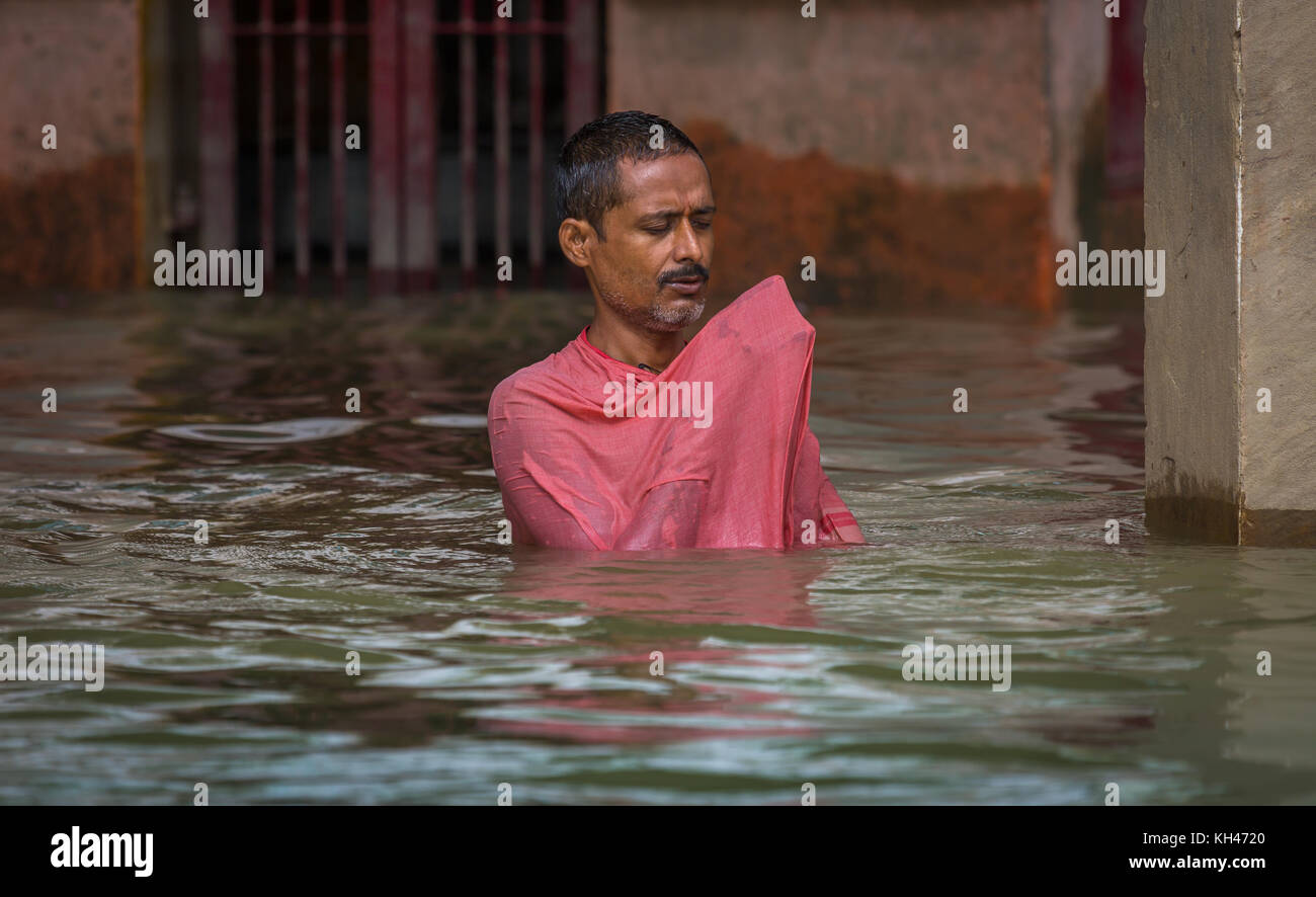 Der Mensch in seinem morgengebet halb im Wasser des Ganges zu einem Ghat in Varanasi, Indien. Stockfoto