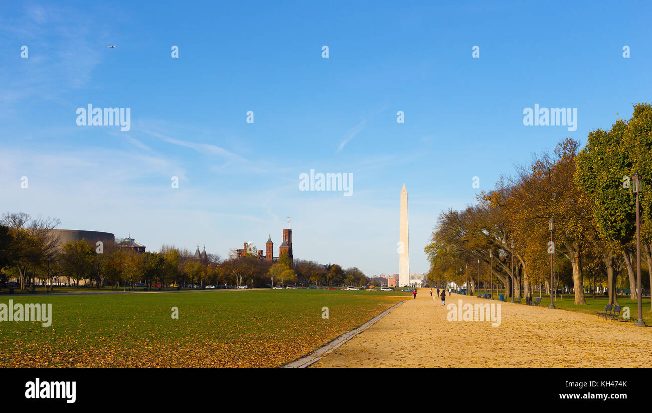 Ein kalter Morgen auf der National Mall in Washington DC, nachdem die Temperatur unter Null über Nacht gesunken. Joggen auf der Mall ist sehr beliebt. Stockfoto