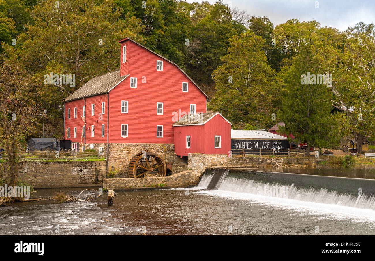 Die historischen Roten Mühle in Clinton nj mit Menschen fischen im Fluss. Das Dorf auch für Halloween als Foto Mitte Oktober eingerichtet Stockfoto