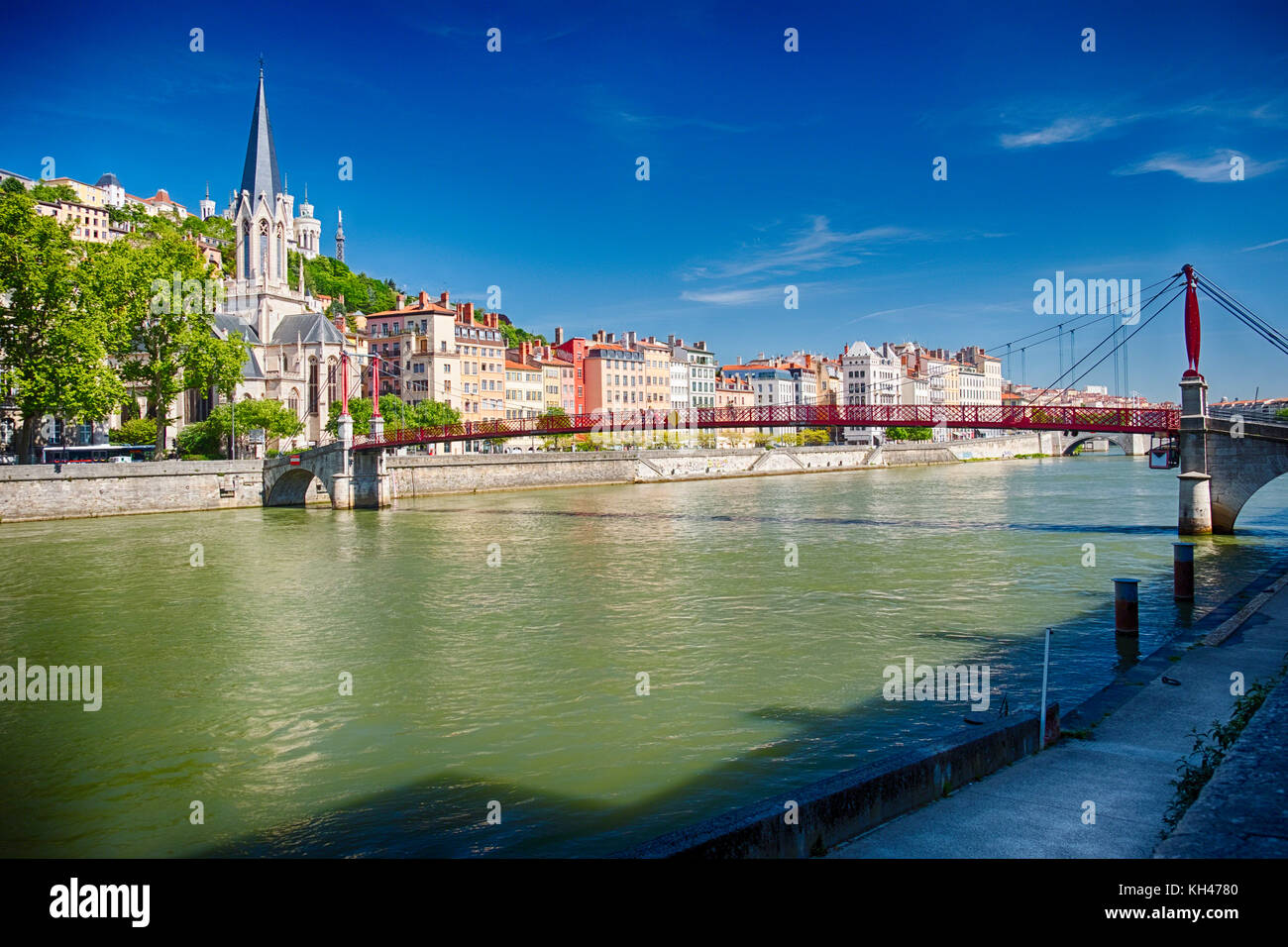 Blick auf das St George's Fußgängerbrücke über der Saône mit Alten Lyon, Auvergne-Rh ône-Alpes, Frankreich Stockfoto